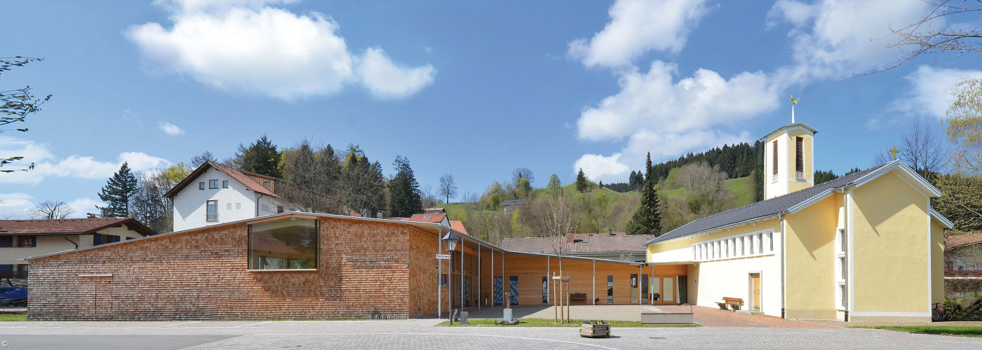 Bild von der Kirche mit Gemeindehaus
